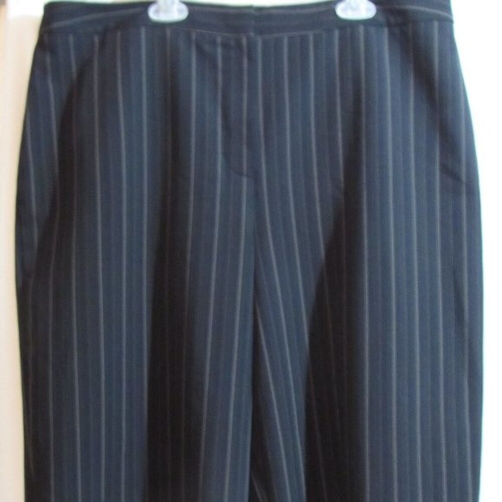 CHICO'S SIZE 3 PINSTRIPED CAPRI DRESS PANTS FRONT ZIP OFFICE CASUAL SIZE LARGE